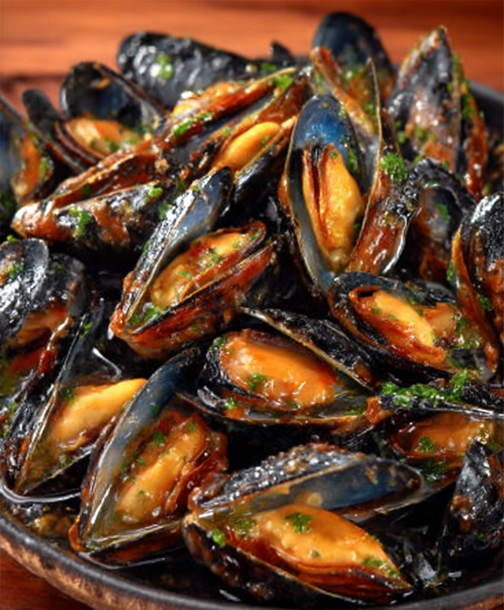Steamed Mussels with White Wine and Bay Leaf
